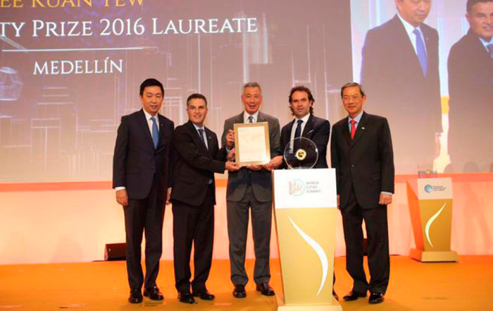 Medellin gana premio en la Cumbre Mundial de Ciudades en Singapur